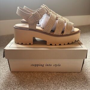 NWB Sweet life “Leslie” chunky natural colored sandals women’s size 10